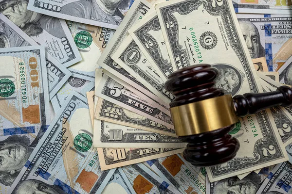Gavel Bíró 100 Dolláros Bankjegyek Háttérben Bírói Pénzügyi Koncepció Korrupció — Stock Fotó