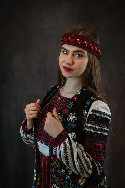 Красива Кавказька Пані Носить Етнічну Вишиту Сорочку Традиційний Український Одяг — стокове фото