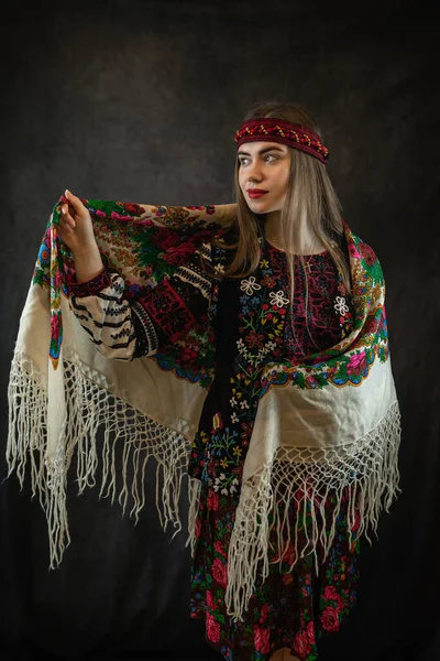 Porträtt Ung Vacker Kvinna Bär Etniska Kläder Broderade Blus Eller — Stockfoto