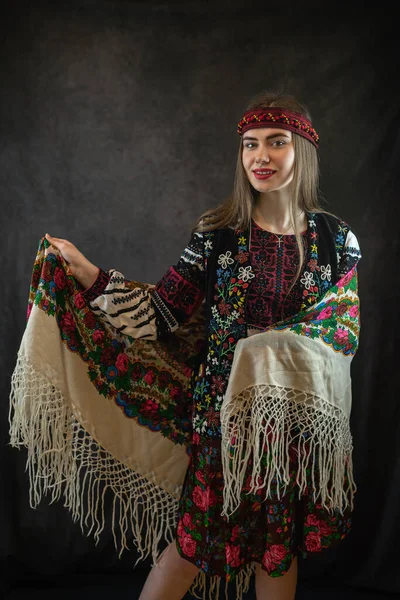 Hübsche Dame Ukrainischer Nationalkleidung Mit Kopftuch Isoliert Auf Dunklem Hintergrund — Stockfoto