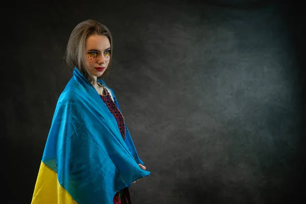 Nakış Işlemeli Genç Ukraynalı Stüdyoda Poz Veriyor Ukrayna Nın Geleneksel — Stok fotoğraf