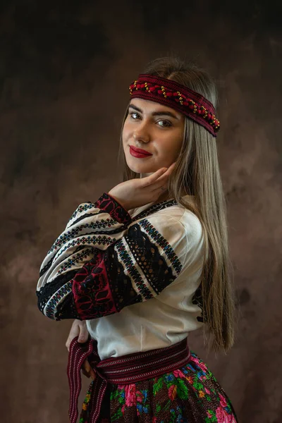 Украинская Девушка Носит Вышиванку Традиционной Украинской Одежды Черном Фоне Фольклор — стоковое фото