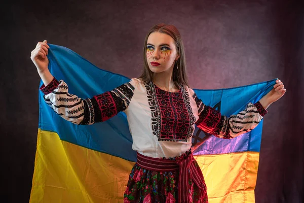Ritratto Donna Ucraina Triste Indossare Abiti Nazionali Con Bandiera Blu — Foto Stock