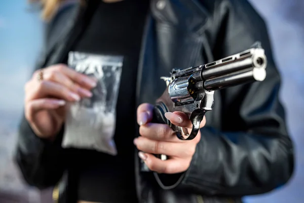 Dealer Tient Petit Paquet Avec Poudre Cocaïne Narcotique Pistolet Danger — Photo
