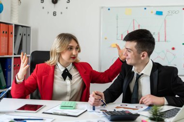 İki iş adamı ofis masasında iş belgelerini tartışıyor. Başarılı takım analizi ve strateji kavramı.