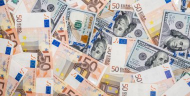 Uzun afişler kağıt para euro dolar banknotlar. Eğik kaydırma efektli para birimi arkaplanı. Kaydediliyor