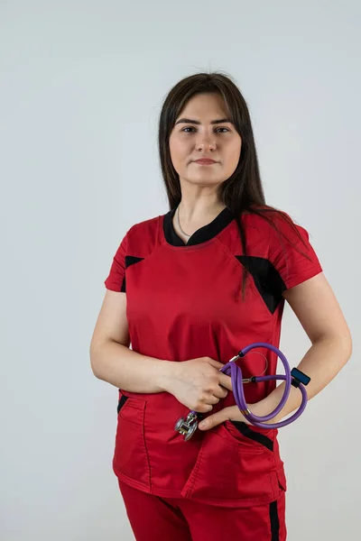 Portret Białej Lekarki Czerwonym Płaszczu Stetoskopie Pracownik Medyczny — Zdjęcie stockowe