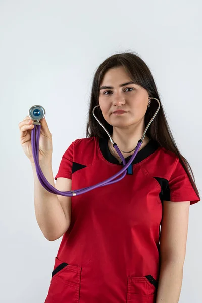 Porträt Einer Kaukasischen Ärztin Mit Rotem Mantel Und Stethoskop Auf — Stockfoto