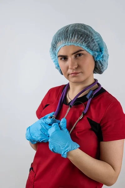 Porträt Einer Jungen Kaukasischen Krankenschwester Oder Ärztin Die Rote Uniform — Stockfoto