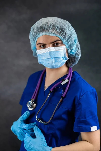 Portret Kobiety Lekarza Lub Pielęgniarki Masce Chirurgicznej Rękawiczkach Stetoskopem Wyizolowanym — Zdjęcie stockowe