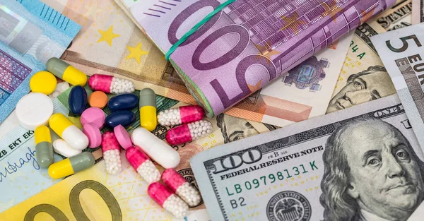 Разноцветные Таблетки Денежном Фоне Евро Долларовые Купюры Концепция Дорогостоящей Стоимости — стоковое фото