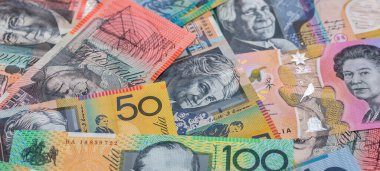 arka plan olarak çeşitli Avustralya dolarları. Renkli AUD banknotları. Finans ve tasarruf