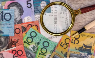 Renkli büyüteç Avustralya banknotları, finansal konsept. AUD Para