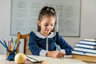 Okul partisinde elinde kitap ve elmayla poz veren güzel bir kız. Okul konsepti. Okul. kitaplar