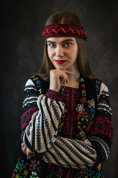 美しい白人のウクライナの若い女性の肖像画は 暗い背景に赤い刺繍のドレス Vyshyvankaを着て スタジオ撮影 ウクライナ民族服 — ストック写真