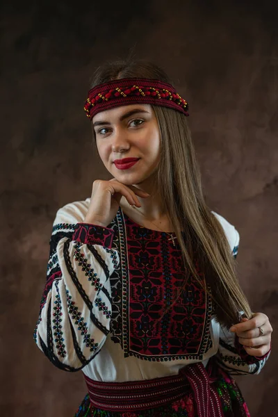 若いきれいな女性の肖像画は スタジオ撮影でハンカチと民族服刺繍ブラウスやドレスを着用してください 国のファッション — ストック写真