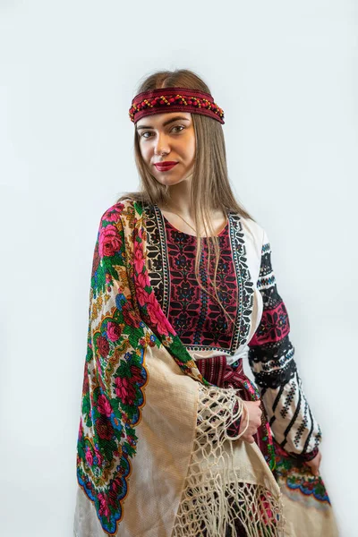 Jeune Femme Ukrainienne Porter Vyshyvanka Vêtements Ukrainiens Traditionnels Sur Fond — Photo