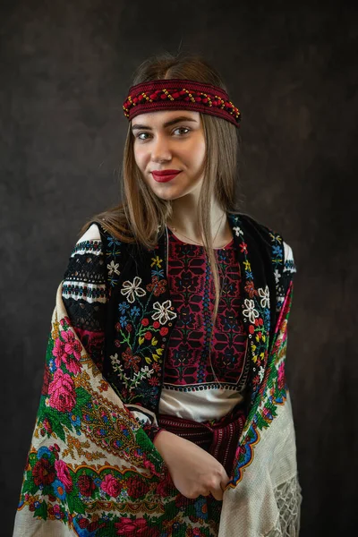 Jeune Femme Ukrainienne Vêtements Nationaux Vyshyvanka Foulard Pose Dans Studio — Photo