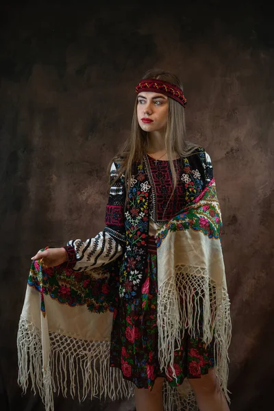 美丽的乌克兰年轻女子身穿深色背景 独立日 民俗和民族观念的民族绣花女衫 — 图库照片