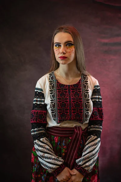Bella Donna Caucasica Abbigliamento Tradizionale Ucraino Rosso Ricamato Abito Studio — Foto Stock