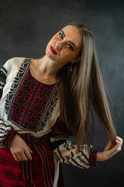 Кавказька Жінка Носить Український Національний Вишитий Одяг Темному Тлі — стокове фото