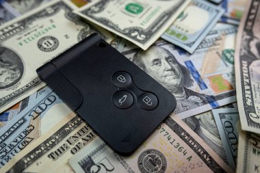 Satın al ya da sat - Masasında anahtarlar olan Amerikan Doları. Yatırım