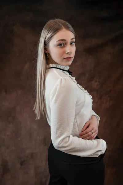 Portret Van Jonge Blanke Zakenvrouw Witte Blouse Studio Shoot — Stockfoto