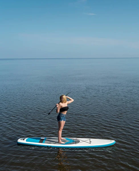 Jovem Mulher Magra Remando Stand Sup Paddleboard Mar Hora Verão — Fotografia de Stock