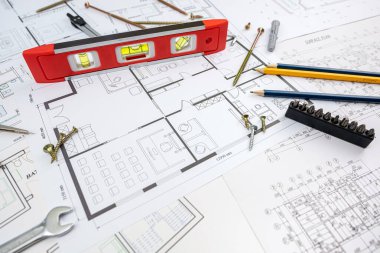 Çizimlerin geliştirilmesi ve motor üretimi için mekanik parçalar fabrikası geliştirilmesi. Ayrıntılar çizim kağıtlarına dağılmış.