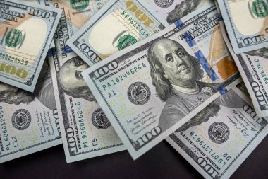 Siyah arka planda izole edilmiş yüz dolarlık banknotlar yığını. Dolar parası. Finans. zenginlik