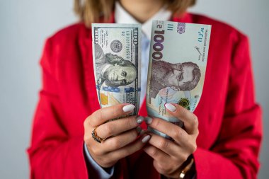 Kırılgan bir kadının genç elleri yelpaze tutuyor binlerce Hryvnia ile. Ukrayna parası. Zengin bir kadın Hryvnias 'ın ellerinde