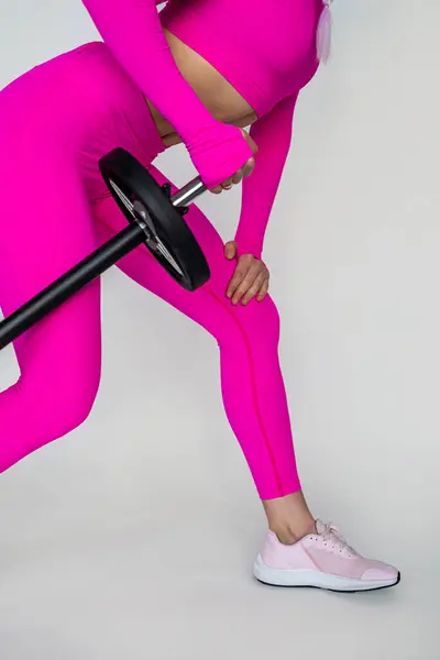 白いスタジオの背景に筋骨の強いスポーツ女性の鐘でリフトの練習の技術 孤立してる デッドリフト — ストック写真