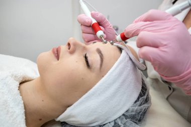 Güzellik uzmanı spa kliniğinde genç bir kadını mikro akım olarak canlandırıyor. Cilt bakımı gençlik gençlik gençlik gençlik sağlığı canlandırıcılığı.