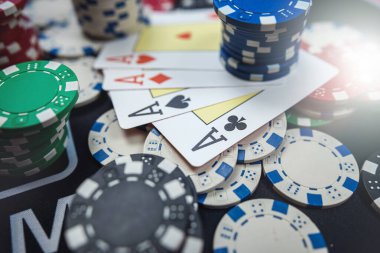 Kazanan kombinasyon kumarhane masasında dört as ve fiş. Poker oyunu 