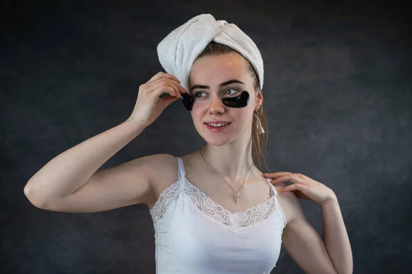 Mulher Branca Usar Manchas Pretas Após Banho Isolado Preto Cuidados — Fotografia de Stock