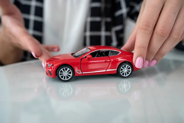 Крупним Планом Жіночі Руки Захисту Маленького Іграшкового Автомобіля Офісі Концепція — стокове фото