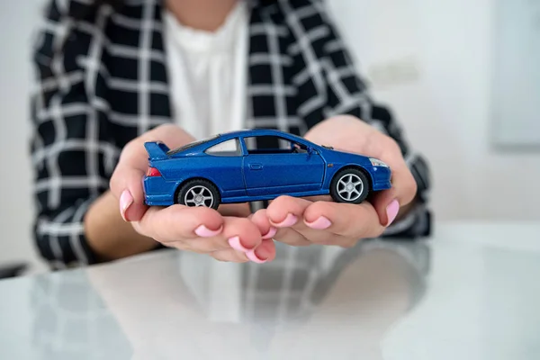 Маленький Синій Іграшковий Автомобіль Жіноча Рука Офісному Столі Страхування Захист — стокове фото