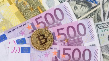 Avro ve Amerikan doları banknotlarında bitcoin. Elektronik merkeziyetçi parası. Kripto para birimi kavramı