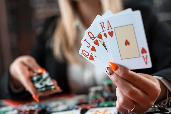 Pretty Caucasian Woman Who Plays Poker Card Chips Night Casino — Stock Photo, Image