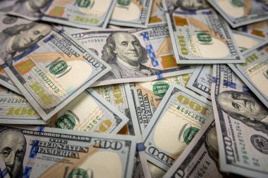 Siyah arka planda izole edilmiş yüz dolarlık banknotlar yığını. Dolar parası. Finans. zenginlik