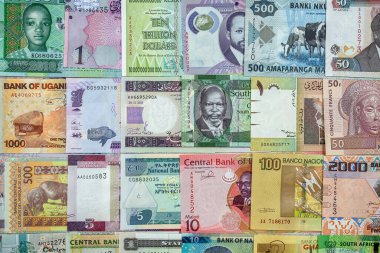 Afrika 'nın ya da Afrika' nın parasının banknotları masanın üzerine saçılmış, böylece tamamen örtülmüş oluyor. Takas. Ekonomi. yabancı banknotlar.