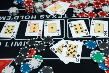 Oyun için kart ve fiş dolu siyah kumarhane masası. Kazanmak ve servet. Kumar. 