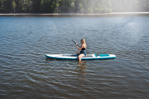 美しい湖のSupボードにパドリング夏の若いスリム女性 健康的なライフスタイル — ストック写真