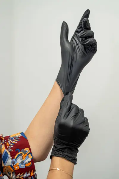 Ontharingsmeester Trekt Handschoenen Aan Voor Ingreep Het Begrip Ontharing — Stockfoto