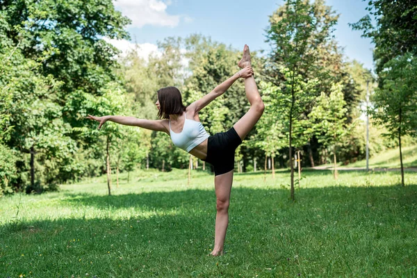 Fitnesstrainerin Macht Morgens Yoga Übungen Grünen Gras Park Sommerzeit Für — Stockfoto