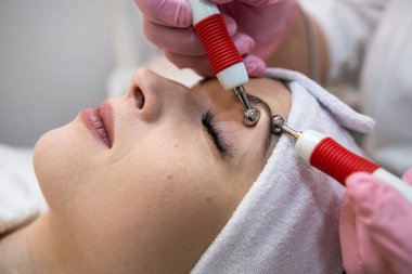 Güzellik uzmanı spa kliniğinde genç bir kadını mikro akım olarak canlandırıyor. Cilt bakımı gençlik gençlik gençlik gençlik sağlığı canlandırıcılığı.