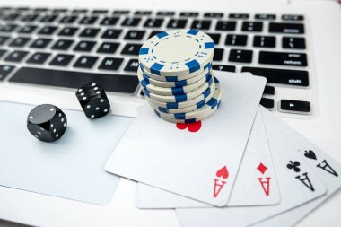 Bilgisayarlı online poker oyunları, iki siyah zar ve kumarhane fişleri. Kumar konsepti