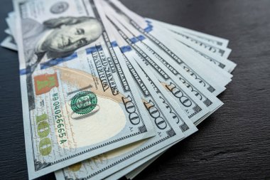 Siyaha 100 dolarlık banknot yığını. Finans konsepti. Zengin ve tasarruflu