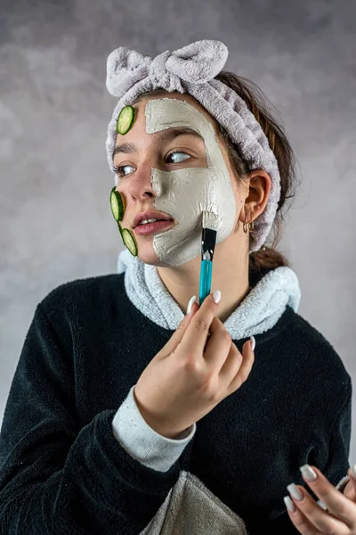 Pielęgnacja Leczenie Skóry Dla Młodej Klientki Spa Glinianą Maską Ogórkiem — Zdjęcie stockowe