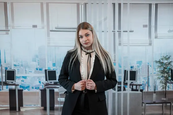 Молодая Кавказская Бизнес Леди Планшетом Posign Офисе — стоковое фото